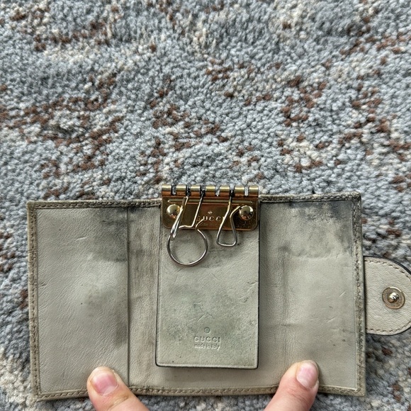 GUCCI Heart Leather Embossed 6 Key Holder Guccissima Beige Gold - Picture 4 of 7